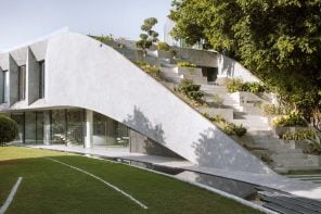 这座位于新德里的野兽派混凝土别墅拥有斜坡状的层叠绿色屋顶