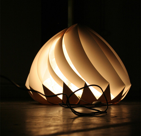 落地灯提供可控照明，由Alice Van设计