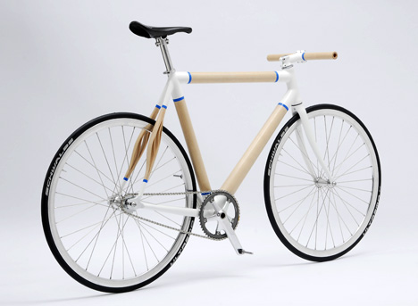 一个抹肉夹在木头上的自行车？