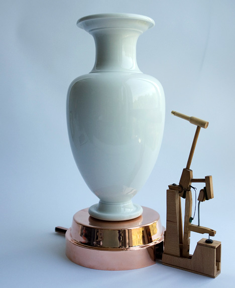 Georgios Maridakis设计的Sevres花瓶钟