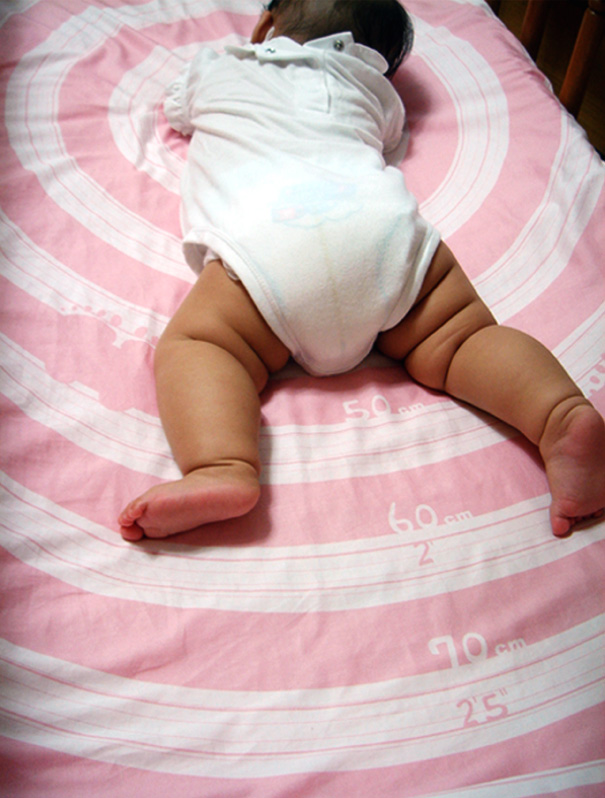克莱尔·陈设计的婴儿测量床褥