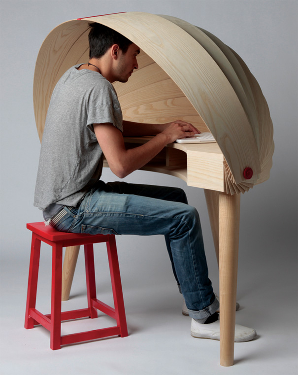 Sophie Kirkpatrick设计的双面工作空间可伸缩连帽办公桌
