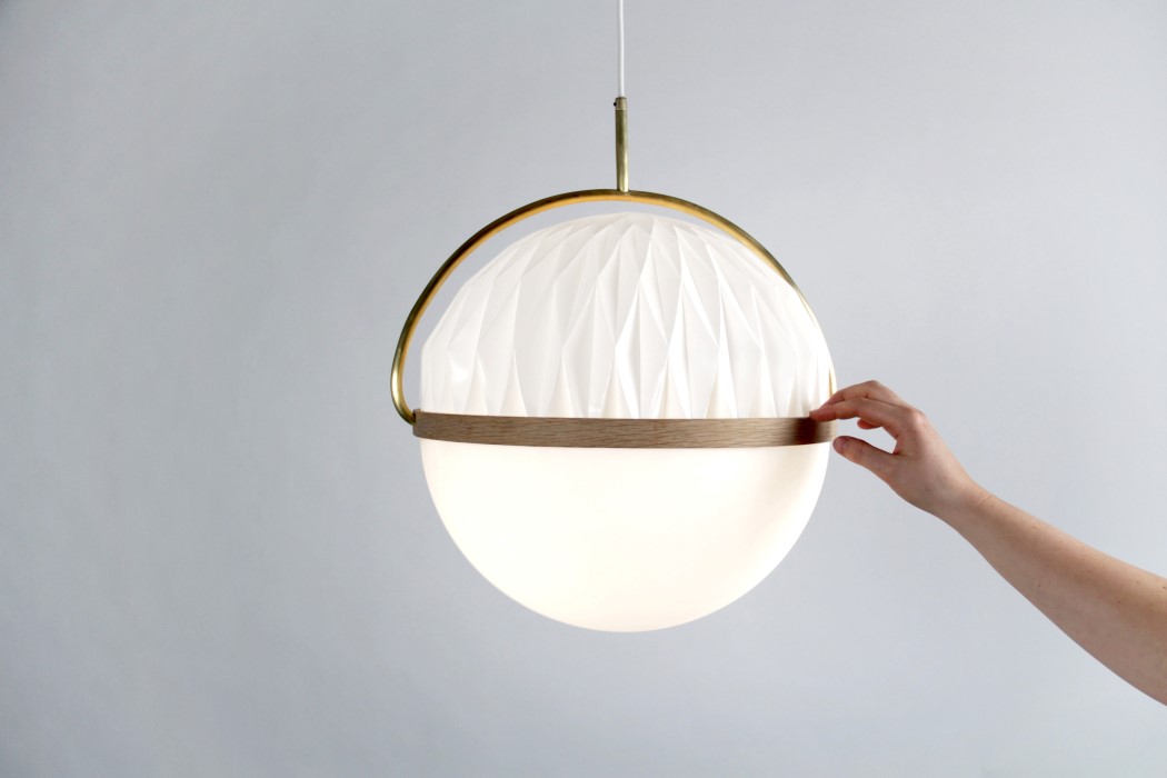 SETTO灯使用一个旋转灯罩来调节它的照明