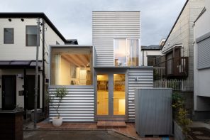 这个用波纹钢板装饰的小房子是为了歌颂东京不断变化的城市景观而建造的!