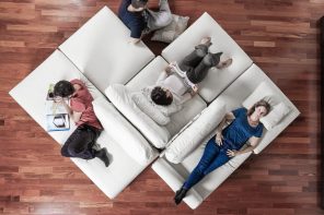 乐高启发模块化沙发让您建立和修改自己的设计，以适应您的生活空间！