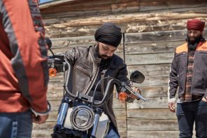 这种“坚韧的头巾”采用了比钢还要坚硬15倍的材料，让锡克教摩托车手骑起来更安全
