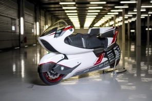 世界上最快的电动摩托车有一个巨大的洞贯穿其中心…为了更好的空气动力学