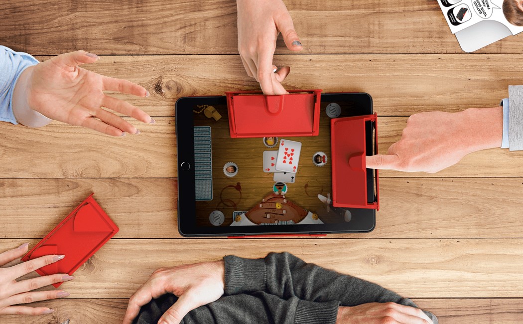 在iPad上玩扑克的WonderCover卡片封面