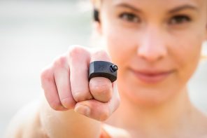 这款小巧的智能戒指可以让你不用把智能手机从口袋里拿出来就能远程控制它