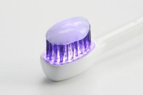 这款电动牙刷使用光纤刷毛和LED灯，还能美白牙齿