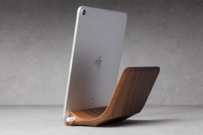 这款手工制作的iPad Pro支架由一整块木头雕刻而成，配有一个磁性的苹果铅笔架!