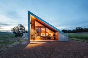 这个40平方米的可持续微型住宅使用了重新用途的材料，具有30度的太阳能板屋顶!