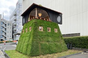 这个日本建筑师的童话般的茶馆覆盖着一个绿草立面，顶部是日式料理处理的木材阁楼!