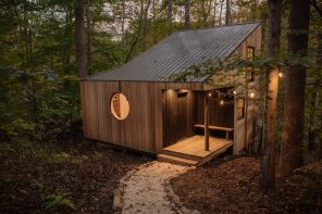 这个由当地树木建造的小屋融合了斯堪的纳维亚和日本的设计元素!