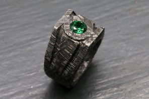 这位youtube用户用一块真正的陨石做了一个绿灯戒指