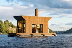 这个木制的漂浮桑拿浴室被设计成漂浮在斯德哥尔摩群岛上