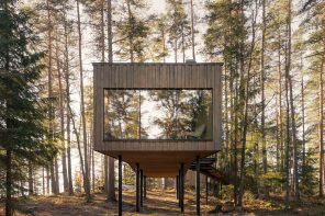 这些瑞典森林酒店套房的木制小小屋在钢柱