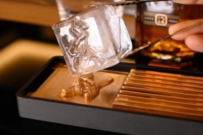 这个“冰浮雕”可以让你用定制品牌的冰块彻底升级你的鸡尾酒游戏