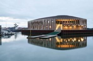 丹麦水上运动俱乐部的圆形社区中心参考了海上建筑