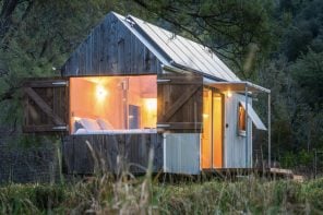这个位于新西兰的田园诗般的小屋支持一种舒适的离网生活方式