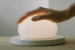 这盏精致的玻璃灯邀请你触摸和移动它来真正使用它
