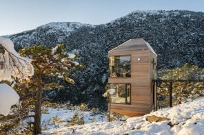 Snøhetta设计这些惊人的红色cedar-clad小屋在挪威,放在悬崖边缘
