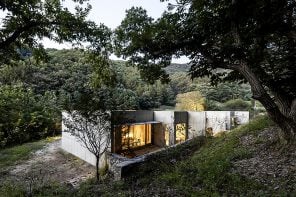 这座混凝土度假别墅位于韩国山区，就像一座坚忍的石头堡垒
