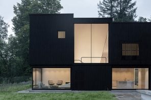 德国的这个木制住宅是一个可持续的木制立方体雕塑
