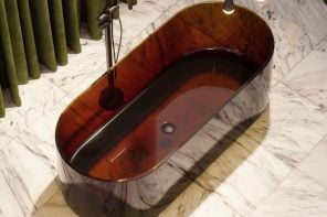这个由半透明树脂制成的华丽浴缸给人留下了戏剧性的印象