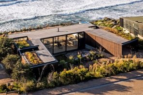 这座美丽的u形海滨别墅位于智利的悬崖边上