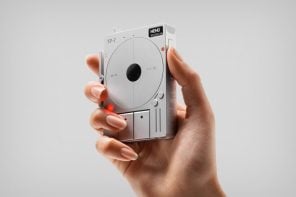 十几岁的工程最新的音频设备看起来像一个新天地的iPod