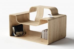 简约的木质扶手椅双打作为一个方便的桌子上