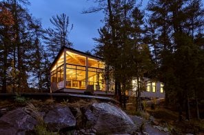 这样一个田园般的木制小屋俯瞰湖和安大略省的自然景观