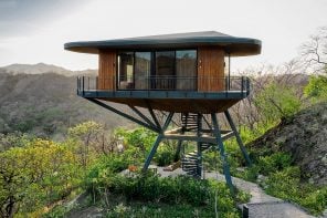 Treehouse-style高架豆荚在哥斯达黎加的热带度假酒店成为一个优秀的