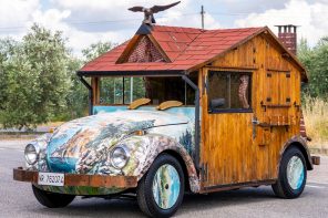 1970年的大众甲壳虫有复古的变换,转换成一个车轮上的瑞士小屋