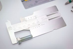 这个小钱包大小卡加密EDC准确措施对象而吹嘘的0.3毫米厚度