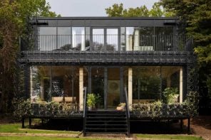 全黑的家庭功能复杂的钢铁表面允许植物在房子爬+生长